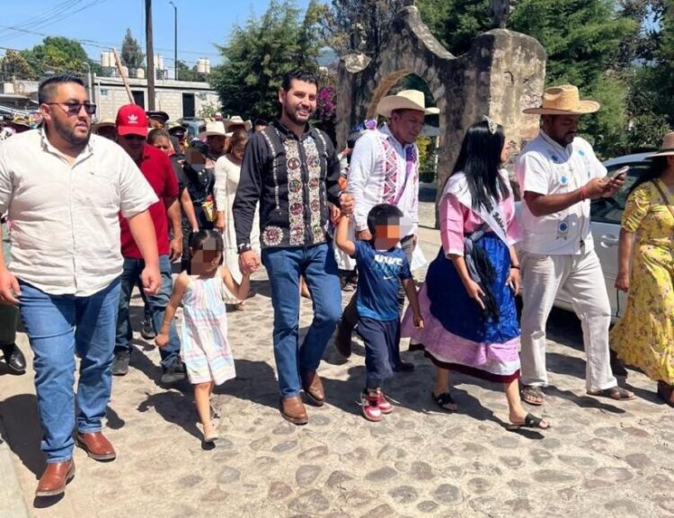 Octavio Ocampo reafirma su compromiso con las tradiciones del pueblo Otomí en San Felipe de los Alzati
