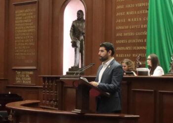 Octavio Ocampo propone proteger los saberes del mezcal michoacano