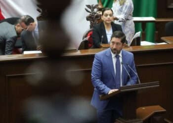 Abraham Espinoza presenta iniciativa pro adopción para mayores de edad en Michoacán