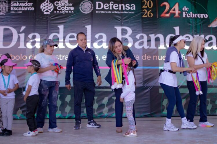 Dayana Pérez celebra a la infancia en Salvador Escalante con entrega de medallas