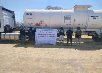 Oleada de asaltos armados golpea al autotransporte en carreteras de Michoacán