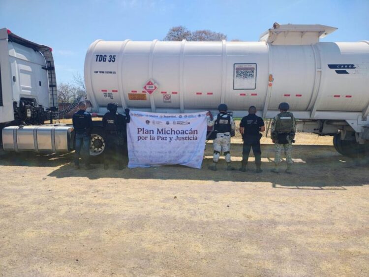 Oleada de asaltos armados golpea al autotransporte en carreteras de Michoacán