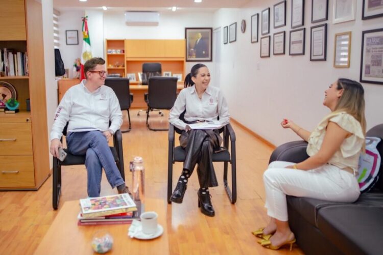 La educación media superior y superior en Salvador Escalante es impulsada y fortalecida con el apoyo de Dayana Pérez