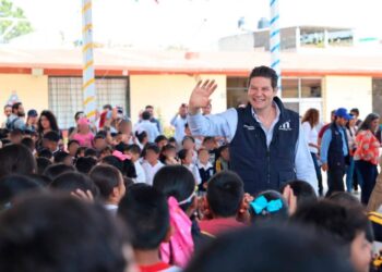 Alfonso Martínez, aliado de la educación; techumbres y cancha deportiva al Norte de Morelia