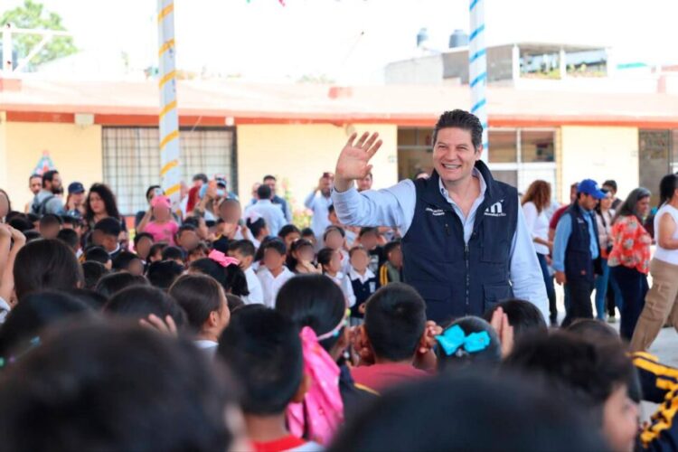 Alfonso Martínez, aliado de la educación; techumbres y cancha deportiva al Norte de Morelia