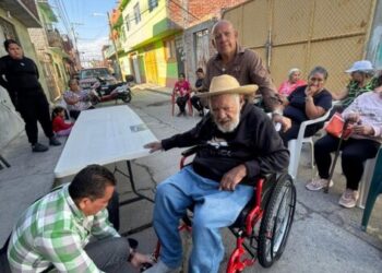 Entrega la organización “Jugando Para Dar IAP”, sillas de ruedas a personas vulnerables en Indaparapeo