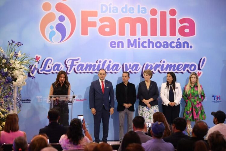 Recibe Paola Delgadillo Hernández, presidenta de DIF Morelia, reconocimiento del Congreso del Estado