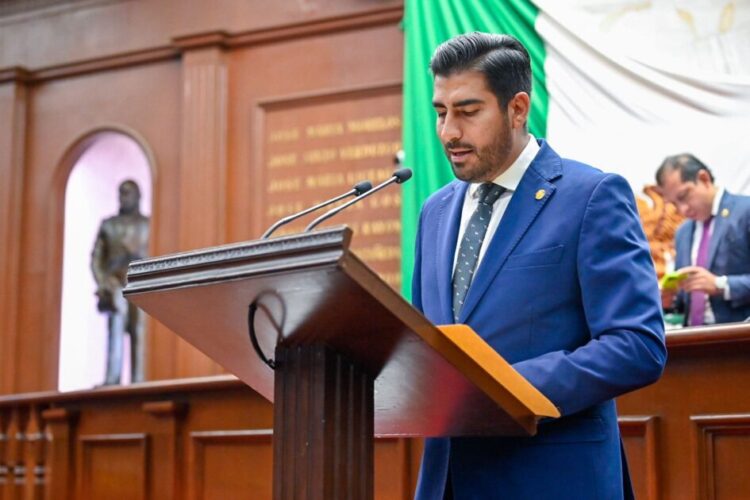 Poncho Chávez propone reconocer el mérito profesional de las mujeres en el servicio público