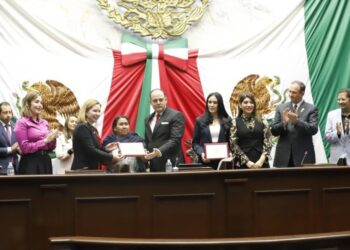 Congreso del Estado entrega condecoración Mujer Michoacana a Juana Bravo y Adriana Contreras