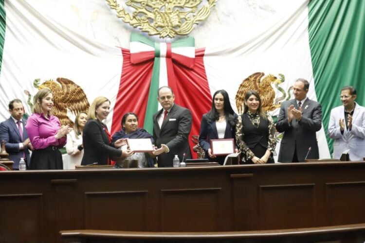 Congreso del Estado entrega condecoración Mujer Michoacana a Juana Bravo y Adriana Contreras