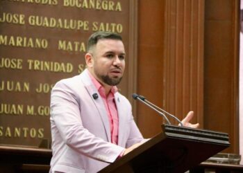 Plantea Reyes Galindo regular uso de celulares en escuelas primarias y secundarias de Michoacán