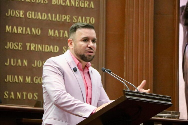 Plantea Reyes Galindo regular uso de celulares en escuelas primarias y secundarias de Michoacán