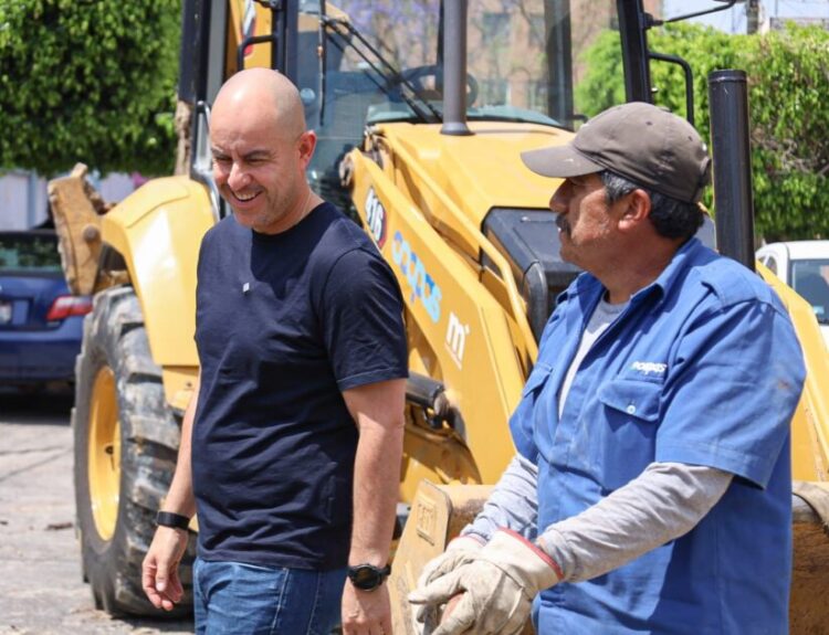 Adolfo Torres supervisa trabajos de sustitución de red de alcantarillado en la colonia Félix Ireta