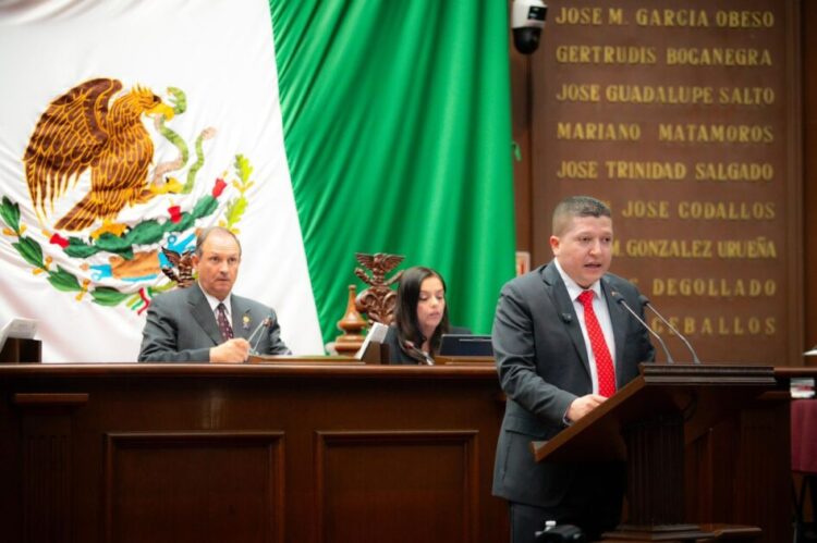Vicente Gómez presenta iniciativa para fortalecer órdenes de protección a mujeres y NNA