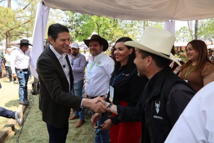 Tiende la mano Alfonso Martínez a productores michoacanos