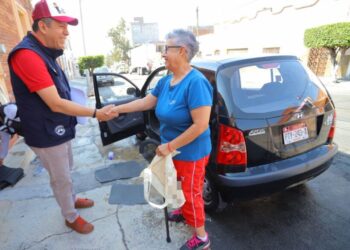 Casa por casa y mano a mano, Barragán informa a la gente sobre el Plan B de la Reforma Electoral