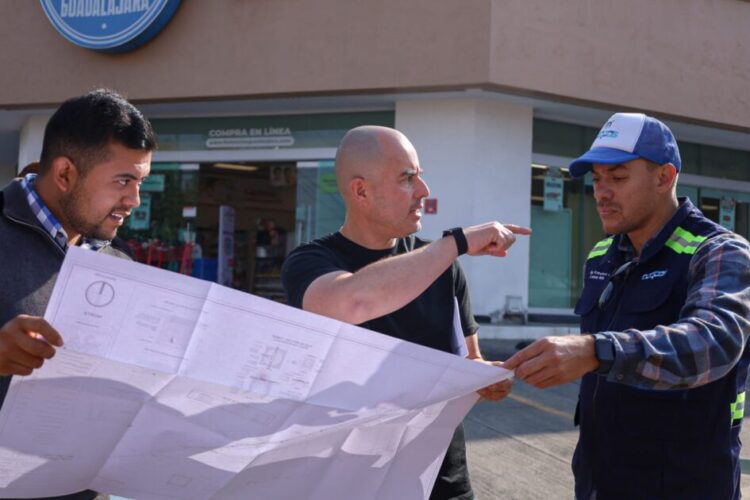Supervisa Adolfo Torres avance de obra sanitaria en la colonia Lomas del Punhuato