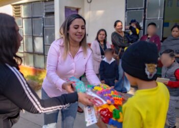La educación en Salvador Escalante se fortalece con la entrega de material didáctico; asegura Dayana Pérez