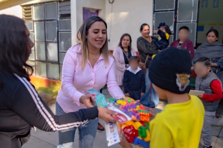 La educación en Salvador Escalante se fortalece con la entrega de material didáctico; asegura Dayana Pérez