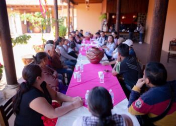 En Salvador Escalante se realiza profundo diálogo entre artesanos y la presidenta Dayana Pérez rumbo a la Semana Santa