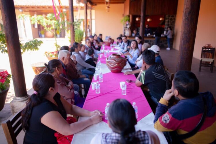 En Salvador Escalante se realiza profundo diálogo entre artesanos y la presidenta Dayana Pérez rumbo a la Semana Santa