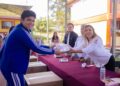 Gestiona Dayana Pérez Mendoza entrega de tenis para estudiantes de secundaria en Salvador Escalante