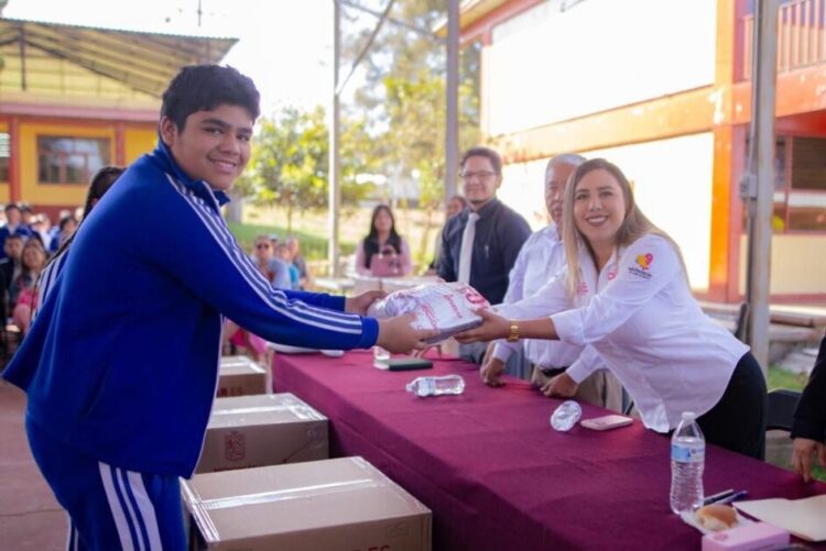 Gestiona Dayana Pérez Mendoza entrega de tenis para estudiantes de secundaria en Salvador Escalante