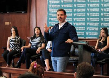 Yankel Benítez dialoga con jóvenes universitarios sobre participación ciudadana