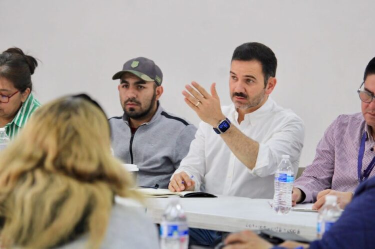 Yankel Benítez sostiene reunión con vecinos de colinas del Sur