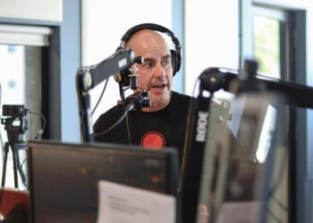 Ante vacaciones escolares, Fito Torres llama a madres y padres a vigilar el consumo digital de niñas, niños y jóvenes