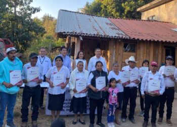 Olivio López, activista y asesor educativo, encabeza entrega de constancias de alfabetización de la generación “Raúl Morón Orozco”