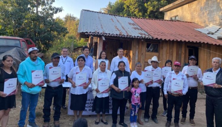 Olivio López, activista y asesor educativo, encabeza entrega de constancias de alfabetización de la generación “Raúl Morón Orozco”