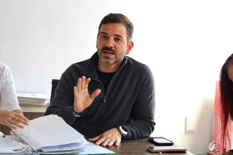 Yankel Benítez escucha necesidades de colonia Fuerza Tarasca