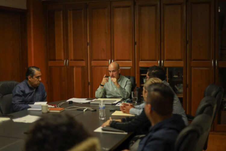 Adolfo Torres atiende petición de locatarios del Mercado de Abastos para regular el suministro de agua