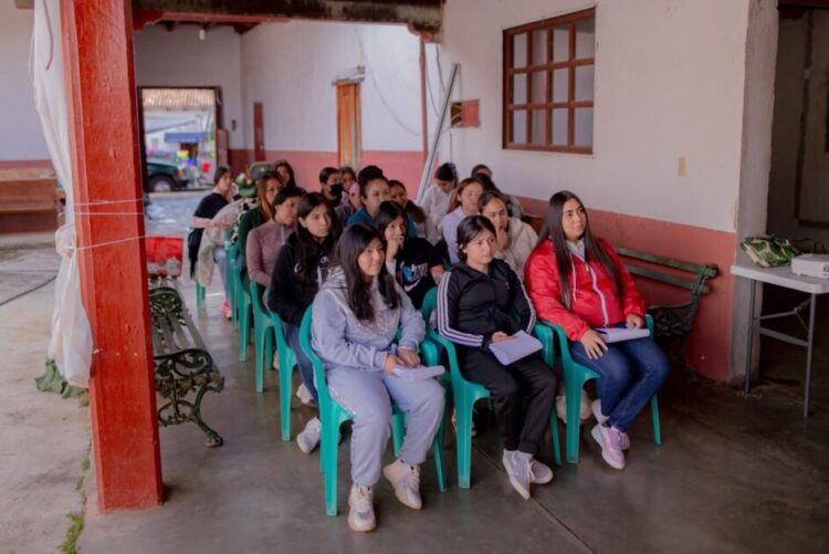 Dayana Pérez impulsa capacitación para mujeres en Zirahuén