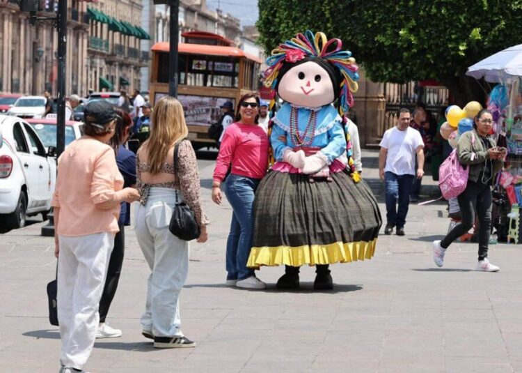 Turistas y visitantes disfrutan de la Semana Santa en Morelia