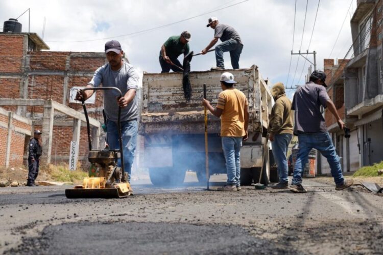 Mejora Gobierno de Quiroga vialidades con trabajos de bacheo en el Libramiento