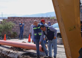 Adolfo Torres recorre obra sanitaria en colonia Lago I