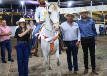 Respalda dirigente estatal del PRD Michoacán, Octavio Ocampo tradiciones de Tuzantla en Concurso de Caballos Bailadores