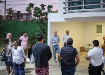 Adolfo Torres informa y atiende a vecinos de Las Cruces ante transición en servicios de agua