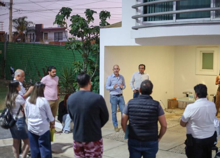 Adolfo Torres informa y atiende a vecinos de Las Cruces ante transición en servicios de agua