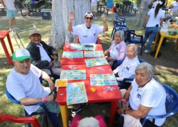 Paola Delgadillo promueve bienestar emocional en adultos mayores con actividades recreativas