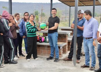 Yankel Benítez brinda apoyos para jóvenes de Cotzurio