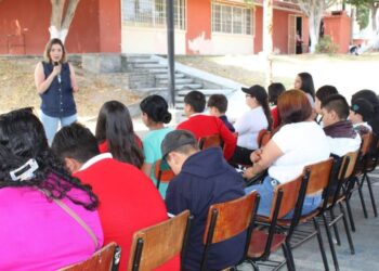 En telesecundaria de Cointzio, Brissa Arroyo hace énfasis en la  prevención de adicciones