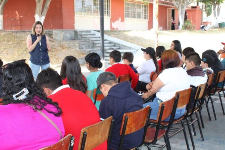 En telesecundaria de Cointzio, Brissa Arroyo hace énfasis en la  prevención de adicciones