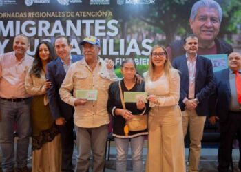 Dayana Pérez fortalece vínculos familiares con entrega de visas en Salvador Escalante