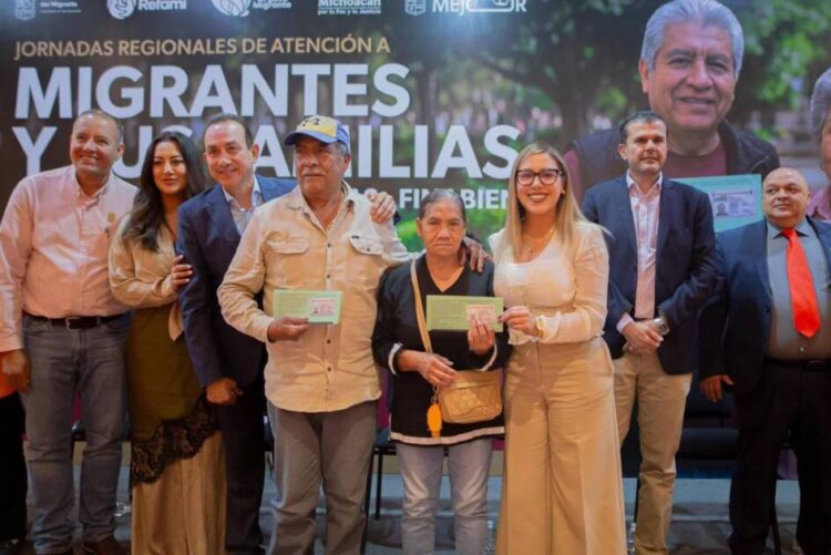 Dayana Pérez fortalece vínculos familiares con entrega de visas en Salvador Escalante