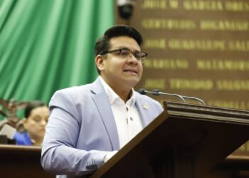 No hay que esperar a estar en crisis para actuar; urgió Toño Carreño en la máxima tribuna de Michoacán
