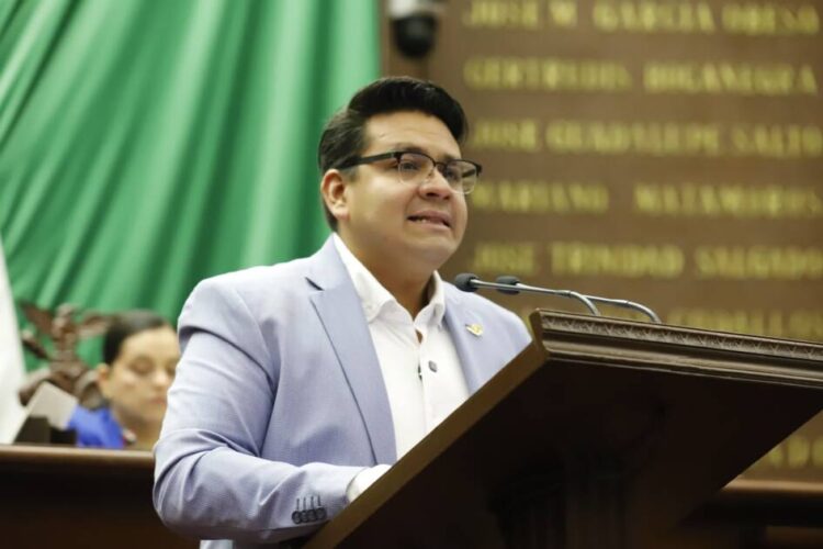 No hay que esperar a estar en crisis para actuar; urgió Toño Carreño en la máxima tribuna de Michoacán
