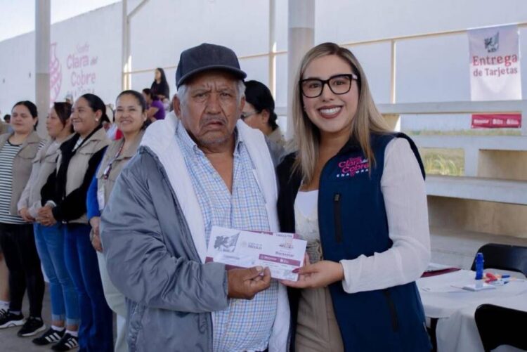 Acompaña Dayana Pérez a los sectores más vulnerables a recibir más de 300 tarjetas de programas de bienestar en Salvador Escalante